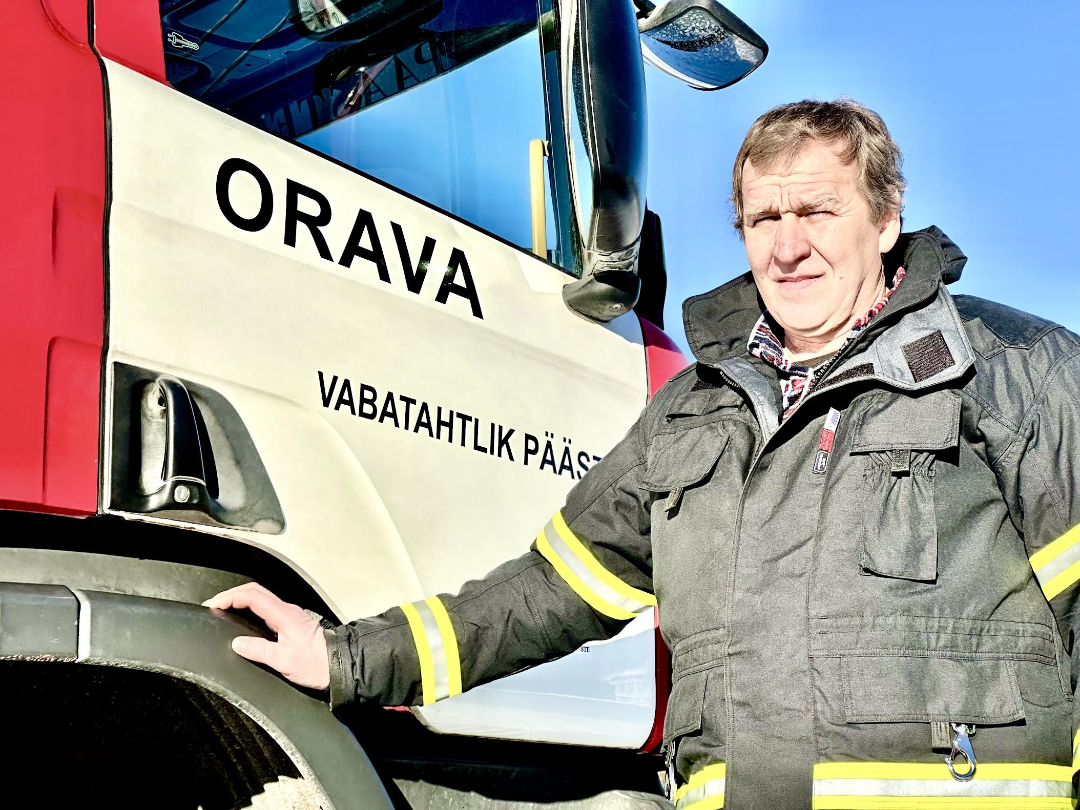 Juubilar Esper Ilm tunneb rõõmu möödunud aasta oktoobris saadud uuest päästeautost, kuid lisab vaikselt, et auto kasutuskõlblikuks komplekteerimine läks kalliks. Orava päästeautol on kiri „Aigu olõi”. FOTO: Kalev Annom